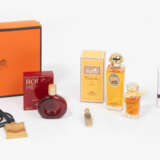 Hermès, 4 Parfumflakons "Rouge", "d'Hermès", "Caléche", 1 Anhänger mit Parfum "24 Faubourg" und 1 Pin "Caleche" - Foto 1