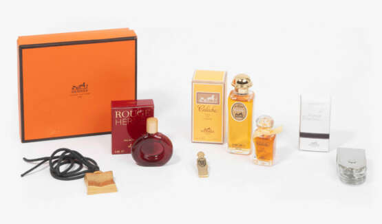 Hermès, 4 Parfumflakons "Rouge", "d'Hermès", "Caléche", 1 Anhänger mit Parfum "24 Faubourg" und 1 Pin "Caleche" - Foto 1