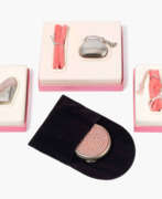 Overview. Estée Lauder, 3 Parfumflakons aus der Serie "Pleasures". "Kelly Bag", "Precious Pouch", "Glass Slipper". 1 Puderetui "Silvercloud"