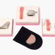Estée Lauder, 3 Parfumflakons aus der Serie "Pleasures". "Kelly Bag", "Precious Pouch", "Glass Slipper". 1 Puderetui "Silvercloud" - Now at the auction