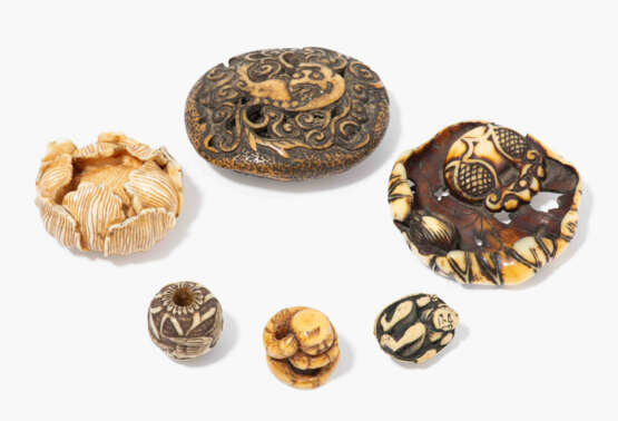 Lot: 6 Netsuke und Ojime - фото 1