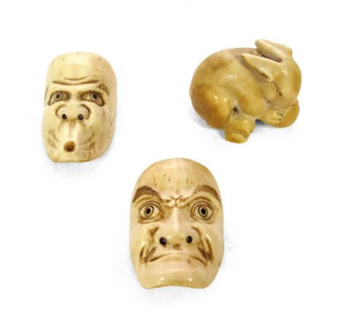 Zwei Masken aus Elfenbein und Netsuke in Form eines Hasen - photo 1