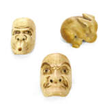 Zwei Masken aus Elfenbein und Netsuke in Form eines Hasen - photo 1