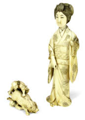 Okimono einer Bijin und Netsuke eines Ebers mit zwei Jägern aus Elfenbein