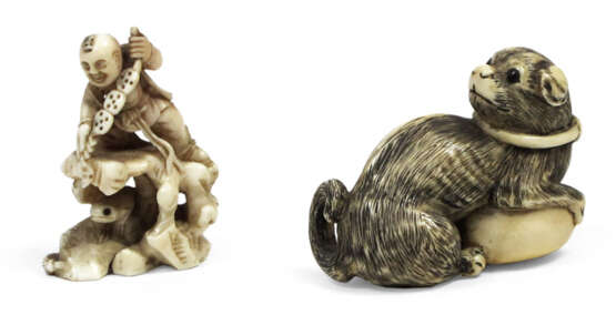 Zwei Netsuke aus Elfenbein: Hündchen mit Ball und Karako mit Kröte auf einem Felsen - photo 1