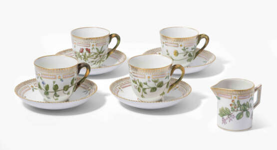 Royal Copenhagen, 11 Kaffeetassen mit Untertassen und 1 Crémier "Flora Danica" - photo 2