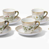 Royal Copenhagen, 11 Kaffeetassen mit Untertassen und 1 Crémier "Flora Danica" - photo 2