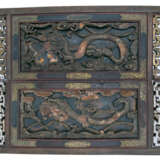 Paar beschnitzte Holzpaneele mit Darstellungen von Drachen in Gold - photo 1