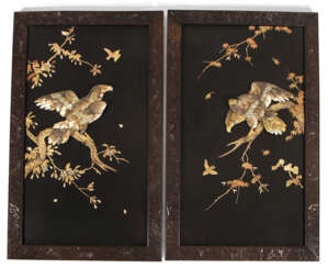 Paire de panneaux de laque avec intarsiertem Décor d'oiseaux de proie, les Détails de Nacre u. Ivoire