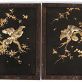 Paar Lacktafeln mit intarsiertem Dekor von Greifvögeln, Details aus Perlmutt u. Elfenbein - photo 1