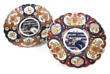 Paar grosse Imari-Platten mit floralem Dekor in den Reserven und mit gewelltem Rand