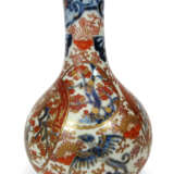 Blau, rot und gold dekorierte Vase aus Porzellan mit floralem Dekor - фото 1