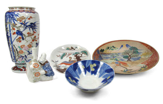 Drei Schalen, figürliche Kanne und Vase aus polychrom dekoriertem Porzellan - photo 1