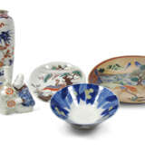 Drei Schalen, figürliche Kanne und Vase aus polychrom dekoriertem Porzellan - фото 1