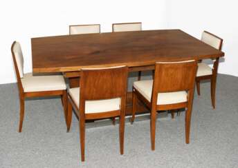 Tisch mit sechs Stühlen