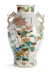 Vase aus Porzellan mit Dekor eines Vogels auf einem Spalier hinter blühenden Chrysanthemen