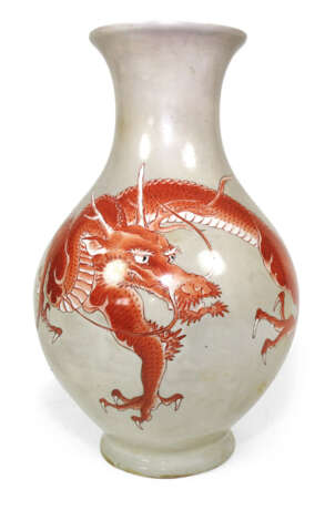 Vase aus Porzellan mit rotem Drachen auf grauem Fond - фото 1