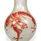 Vase aus Porzellan mit rotem Drachen auf grauem Fond - photo 1