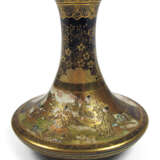 Satsuma-Vase mit figuralem Dekor auf dunkelblauem Grund - фото 1
