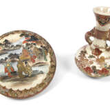 Satsuma-Deckeldose und -Vase mit figuralem bzw. floralem Dekor - photo 1