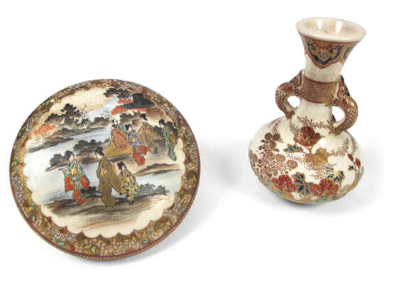 Satsuma-Deckeldose und -Vase mit figuralem bzw. floralem Dekor - Foto 1