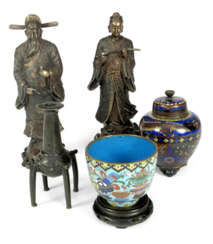 Cloisonné-Vase und -Schale, eine kleine Vase und Skulpturen aus Bronze