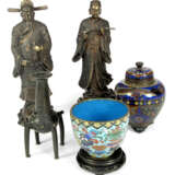 Cloisonné-Vase und -Schale, eine kleine Vase und Skulpturen aus Bronze - фото 1