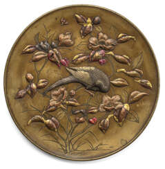 Teller aus Bronze mit Dekor eines Fasans im Geäst eines blühenden Hibiskus