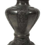 Vase aus Bronze mit Lanzett-Bordüre und Wellenmustern - фото 1