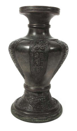 Vase aus Bronze mit Lanzett-Bordüre und Wellenmustern - Foto 1
