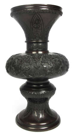 Vase aus Bronze mit archaisierendem Dekor - Foto 1