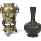 Zwei Bronze-Vasen mit floralem Reliefdekor und Vögeln - Foto 1
