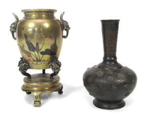 Zwei Bronze-Vasen mit floralem Reliefdekor und Vögeln