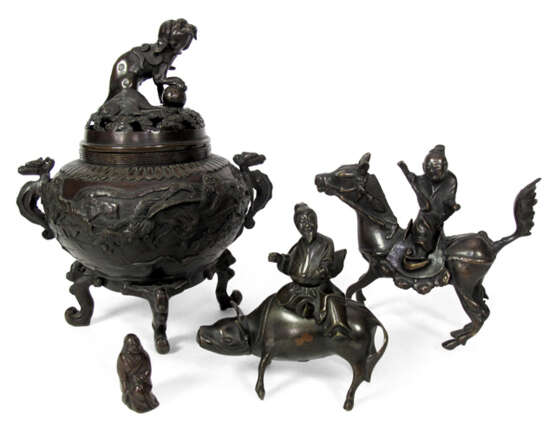 Drei teils figürliche Weihrauchbrenner aus Bronze und kleine Figur - photo 1