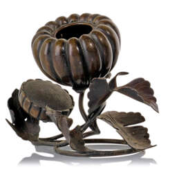 Koro aus Bronze in Form einer blühenden Chrysantheme