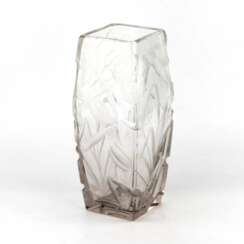 Grand vase en cristal lourd avec des iris luxueux. 