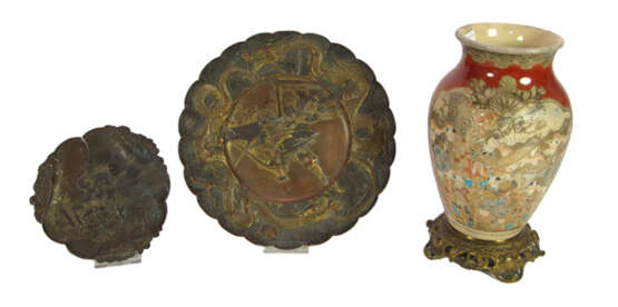 Zwei Teller aus Buntmetall mit Dekor von Kriegern und eine Satsuma-Vase m. figuralem Dekor - Foto 1