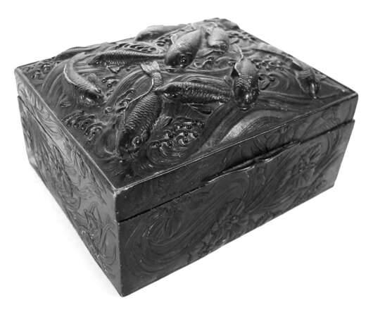 In Silber montierte Deckeldose mit Dekor von Karpfen in Relief - photo 1