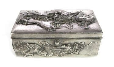Deckeldose aus Sterlingsilber mit reliefiertem Dekor sich windender Drachen
