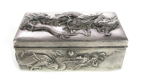 Deckeldose aus Sterlingsilber mit reliefiertem Dekor sich windender Drachen - фото 1