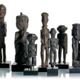 Gruppe von sieben Ahnenfiguren aus Holz - photo 1