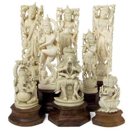 Gruppe von acht Elfenbein-Figuren mit Darstellungen von Gottheiten wie Shiva, Krishna u.a. - фото 1