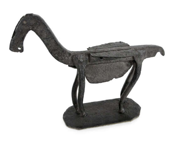 Figur eines stehenden Pferdes aus Eisen - photo 1
