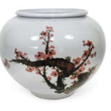 Bauchige Vase aus Porzellan mit blühendem Kirschzweig - Foto 1