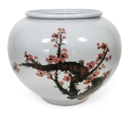 Bauchige Vase aus Porzellan mit blühendem Kirschzweig - Foto 1