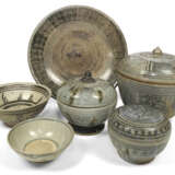 Drei Deckeldosen und drei Schalen, meist aus Sawankalok-Keramik - Foto 1