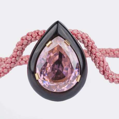 Juwelier Wilm. Hochkarätiger, farbintensiver Pink-Turmalin Anhänger an Kordelkette. - фото 2