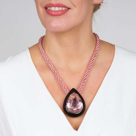Juwelier Wilm. Hochkarätiger, farbintensiver Pink-Turmalin Anhänger an Kordelkette. - фото 3