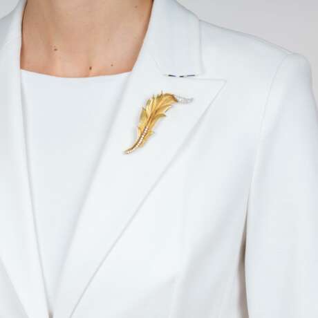 Mid-Century Blattbrosche mit Brillant-Besatz. - photo 2