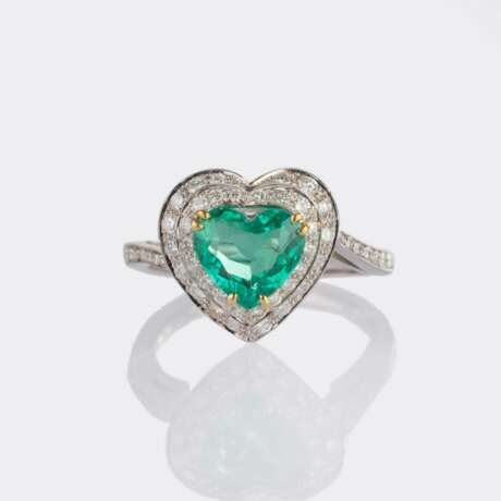 Feiner Smaragd Brillant Ring in Herzform. - фото 1